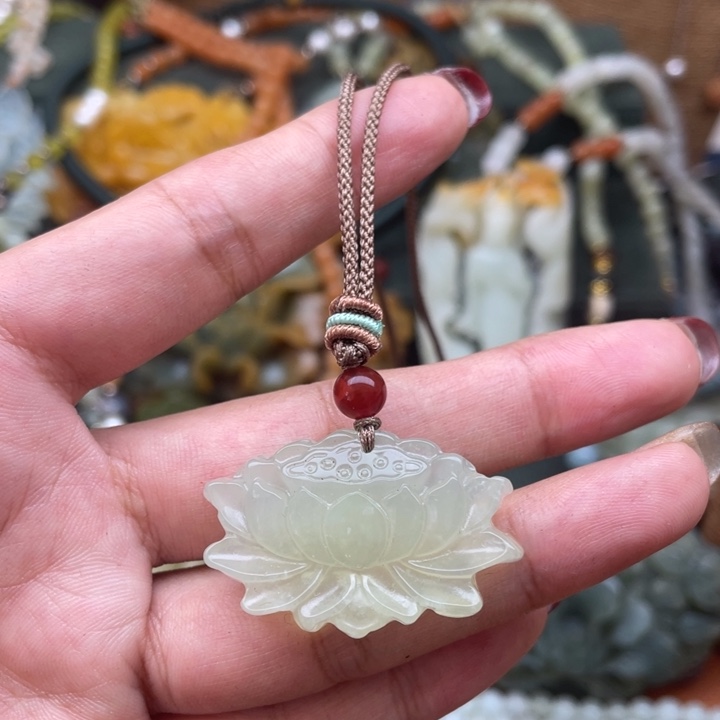 蛇纹石玉吊坠合金