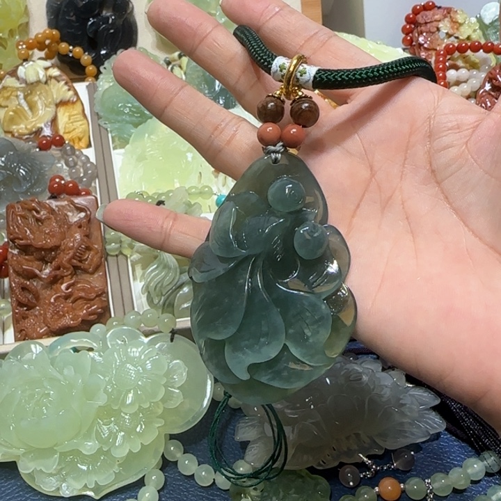 未镶嵌蛇纹石玉吊坠荔**?