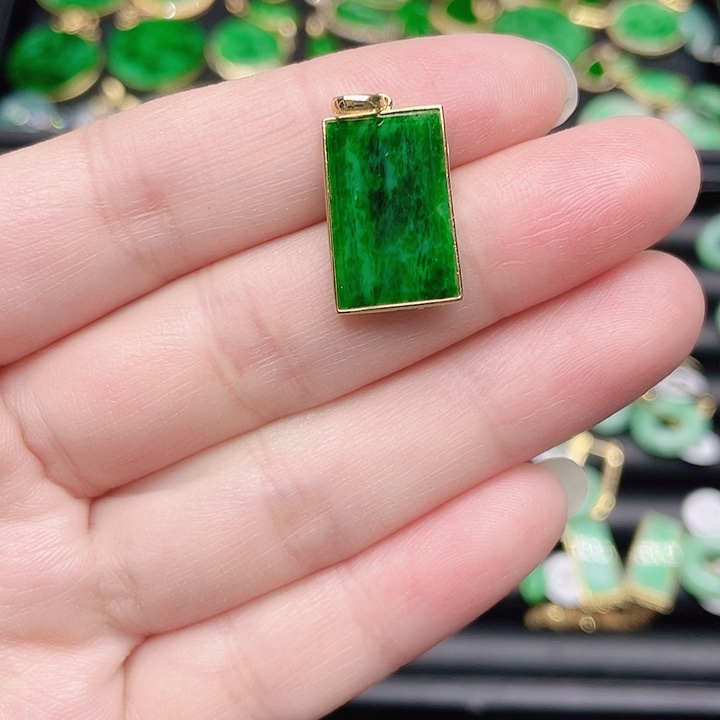 翡翠颈饰18K金镶嵌天然翡翠