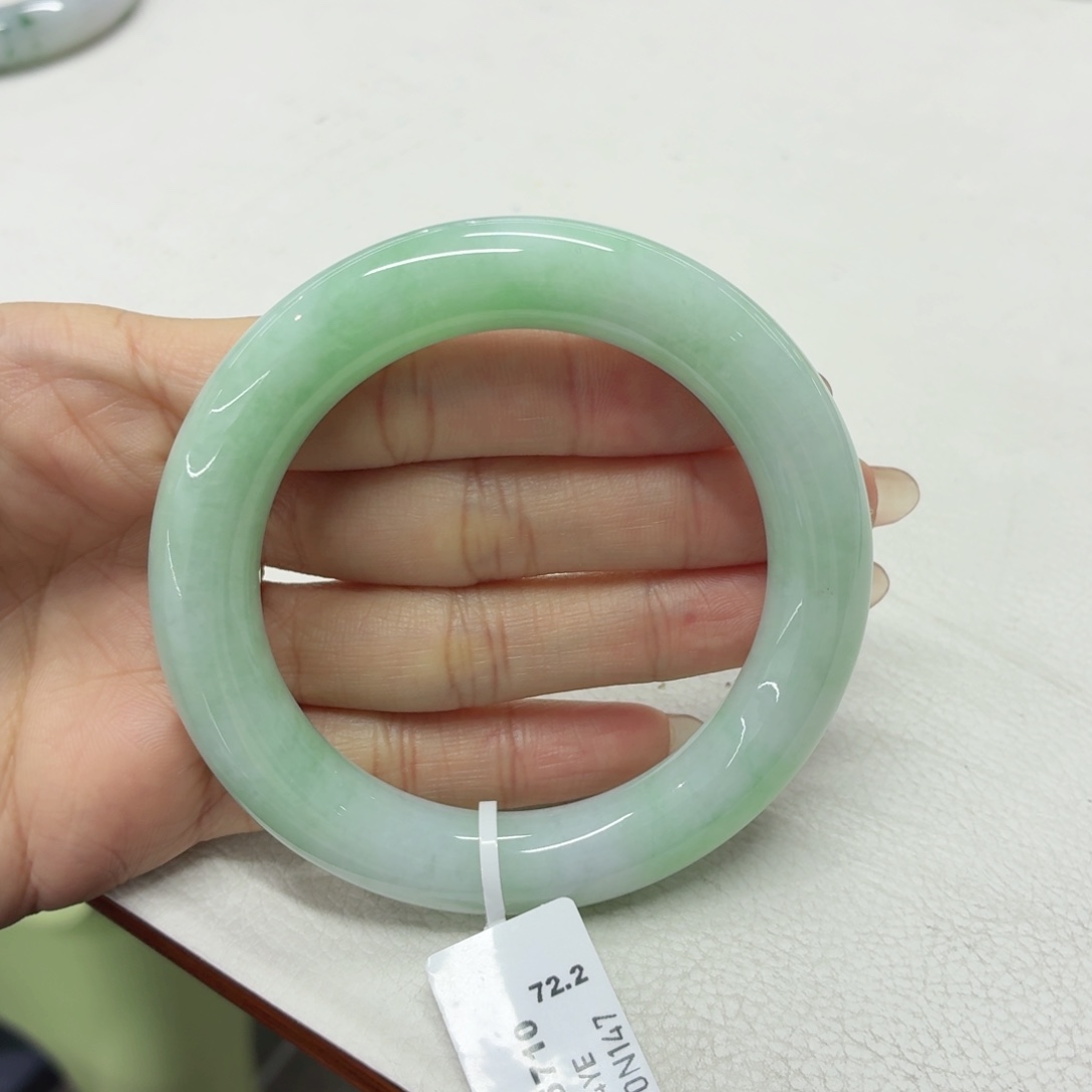 翡翠未镶嵌手镯55.8胖圆条浅果绿