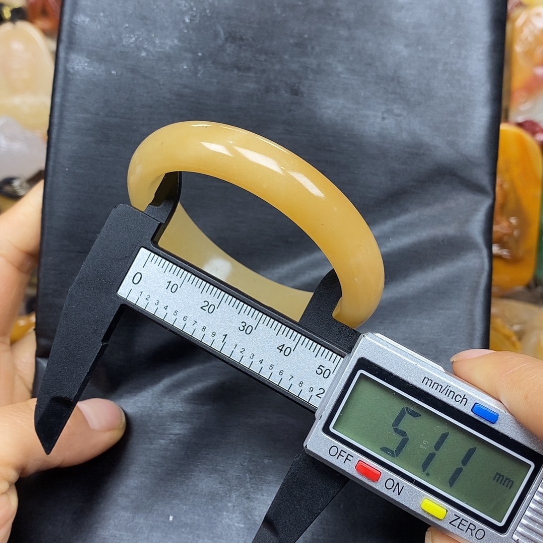 石英质玉（黄龙玉）颈饰未镶嵌