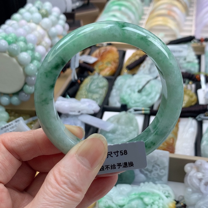 翡翠手镯未镶嵌吊坠