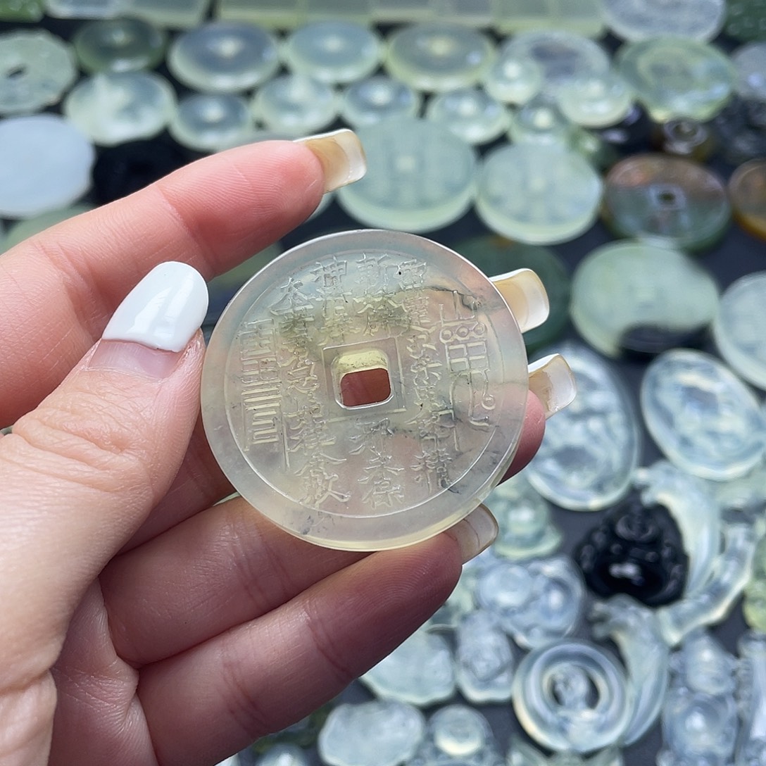 岫玉未镶嵌颈饰山鬼