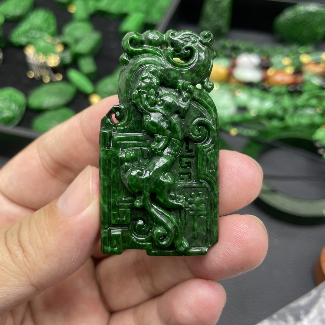 天然翡翠仿古龙牌雕刻双面辣绿