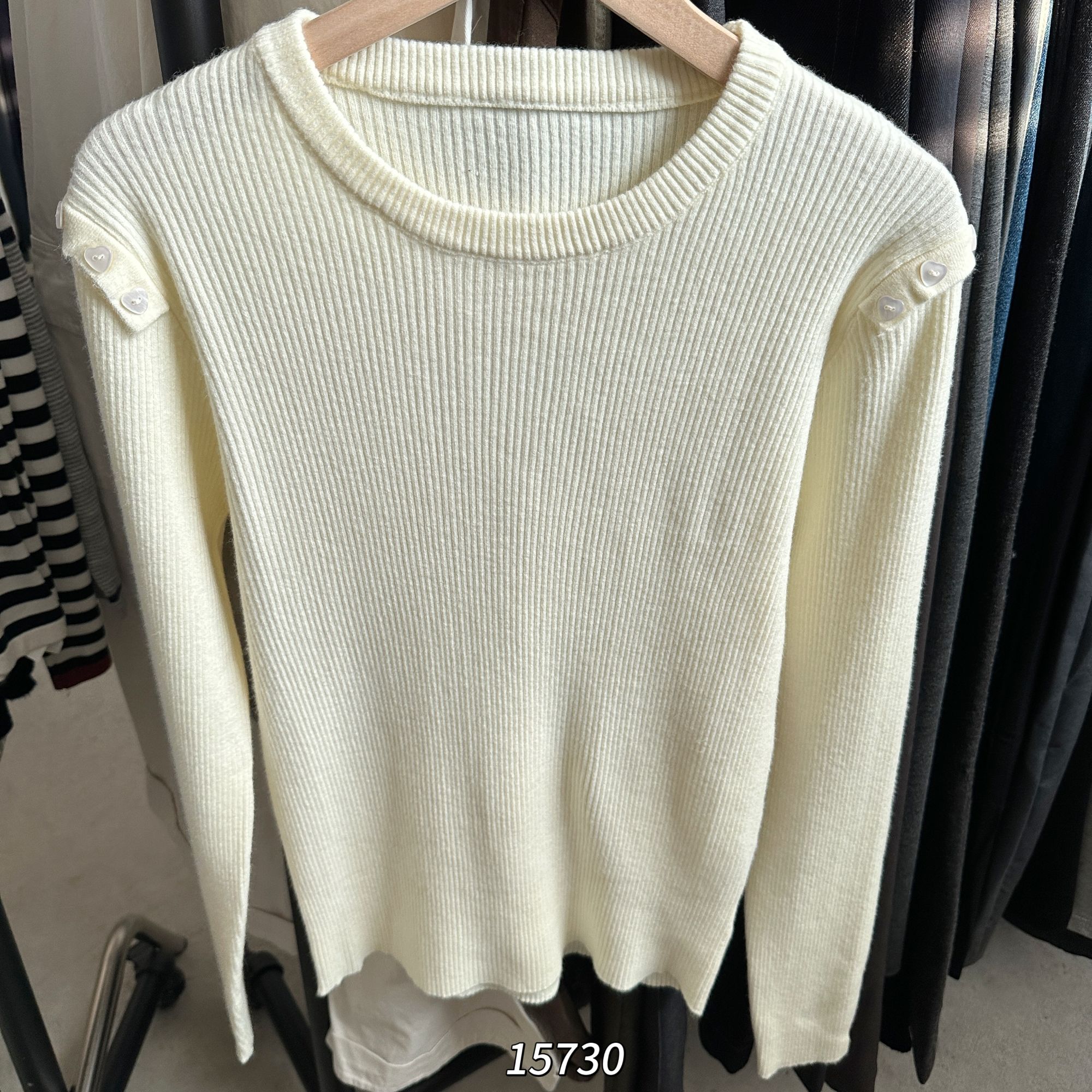 15730（部分无水洗唛，介意慎拍）CHUXUN圆领肩膀爱心纽扣针织衫