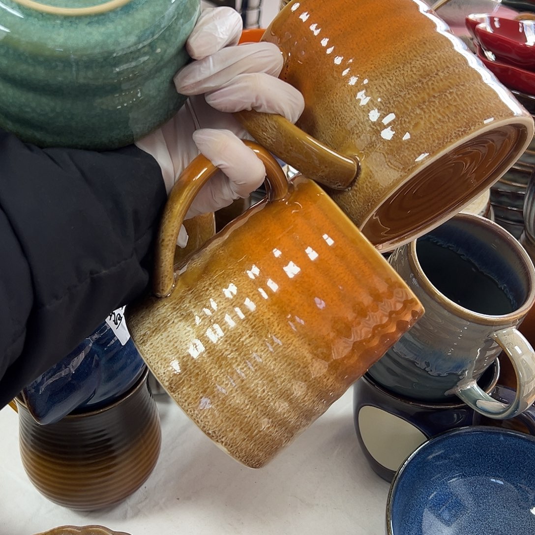 其他六个碗，两个杯。         