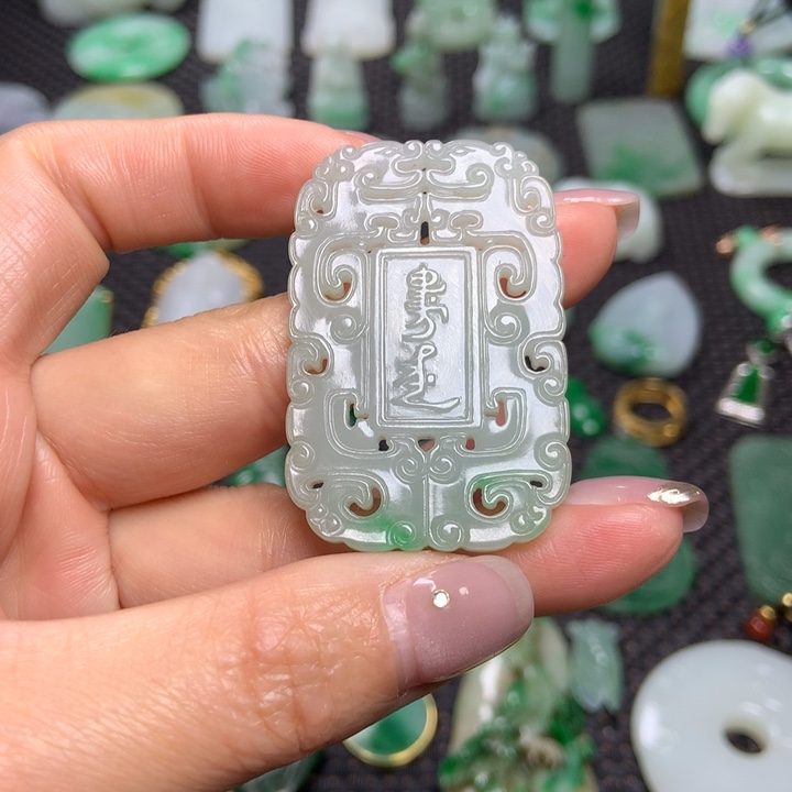 翡翠挂件未镶嵌后****旦