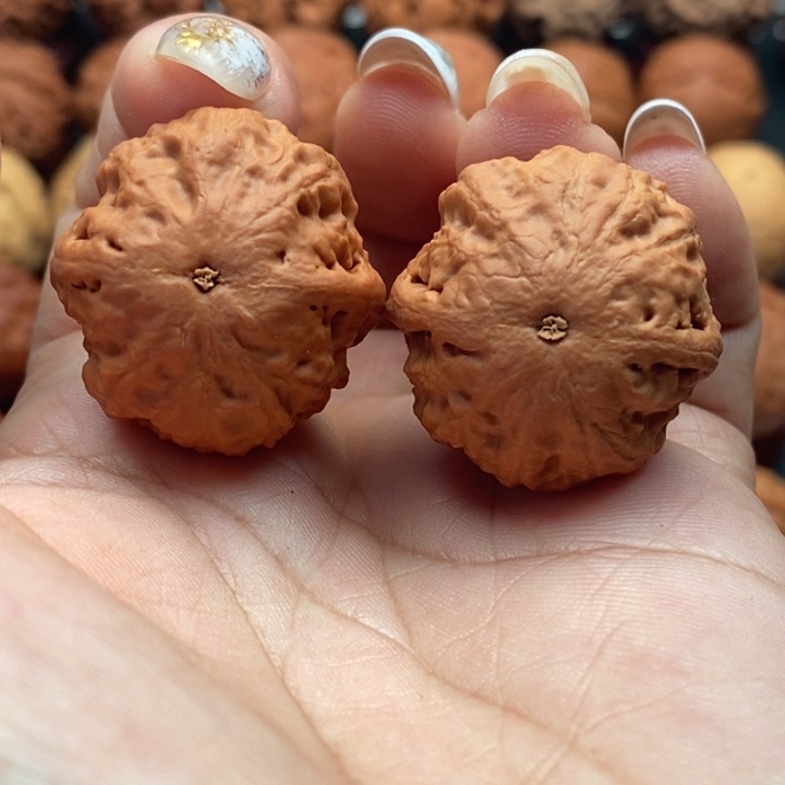 核桃精品文玩核桃手捻绣球