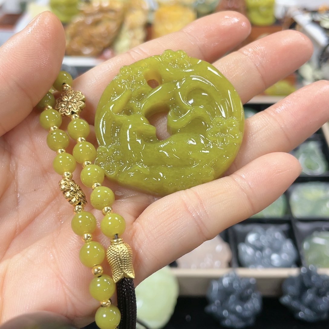 蛇纹石玉颈饰未镶嵌