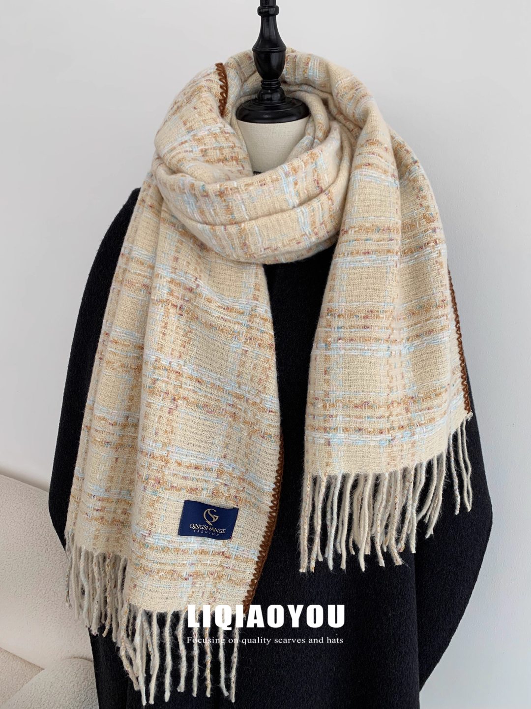 围巾女款2025新款冬季加厚送女朋友生日礼物七彩糖豆披肩外搭两用