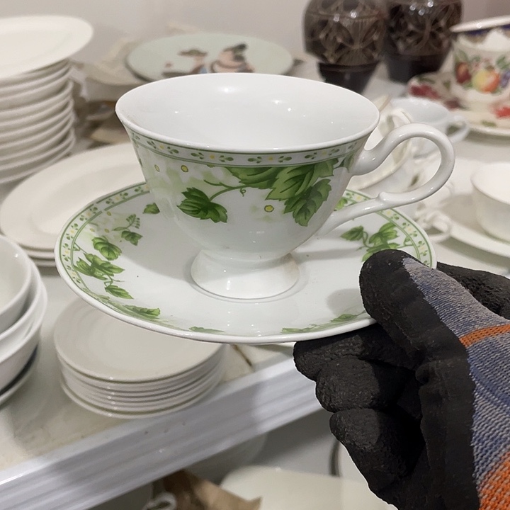 瓷片春蕾强化瓷绿叶杯碟一套