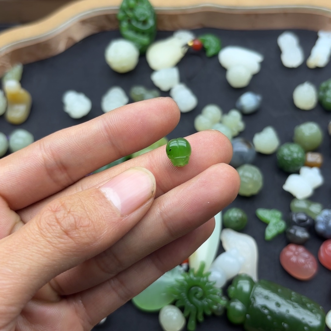 魏***花和田玉未镶嵌颈饰