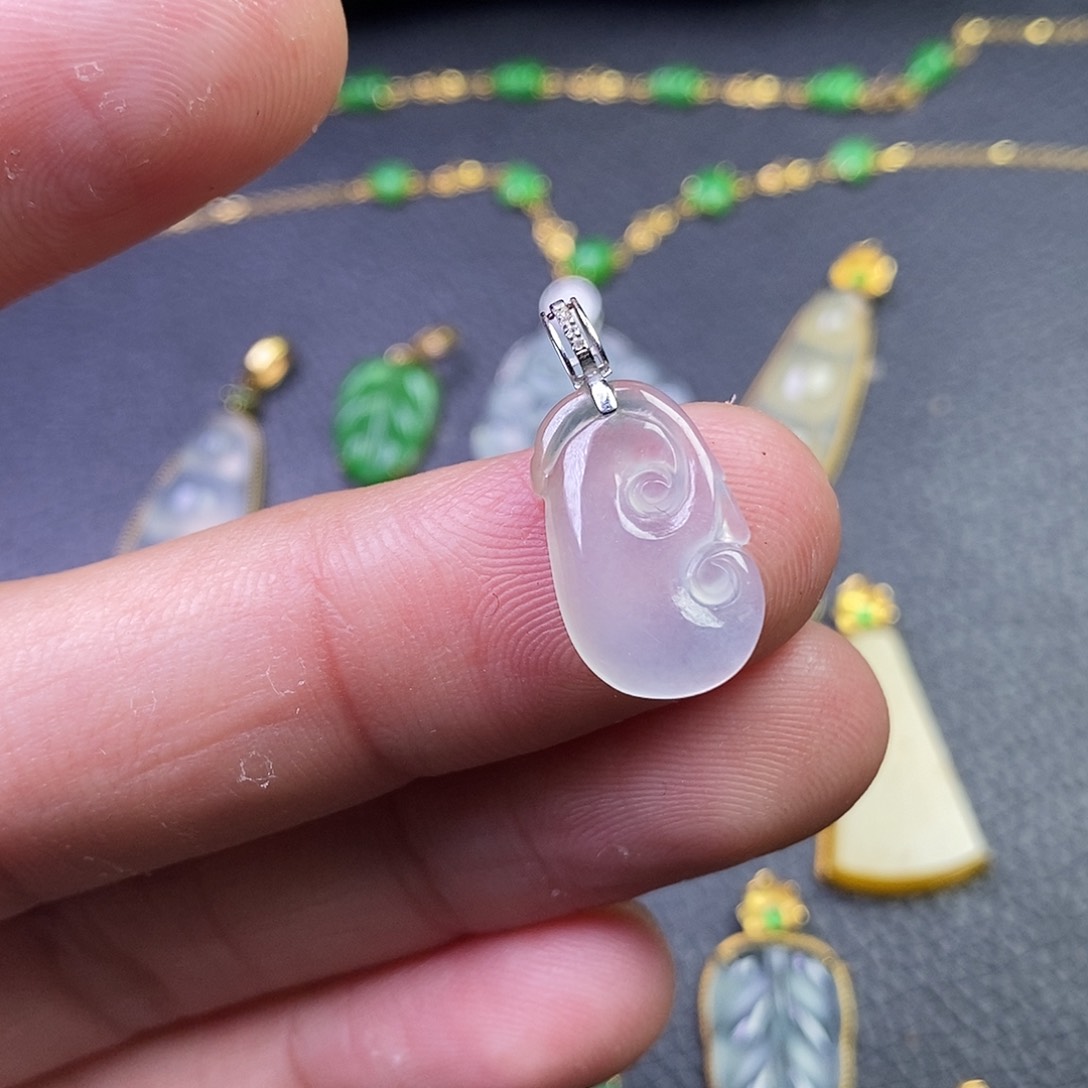 颈饰18K金镶嵌翡翠