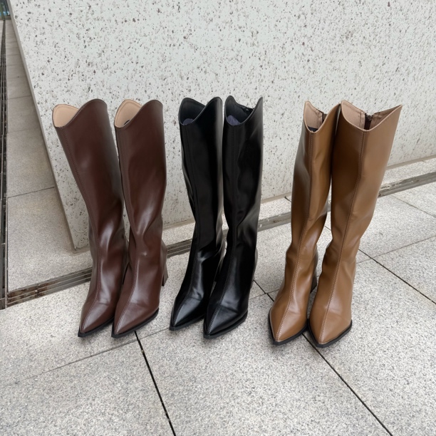 小逗果汁《早安 午安 晚安》三色穿不腻百搭V筒尖头粗跟高跟靴时髦