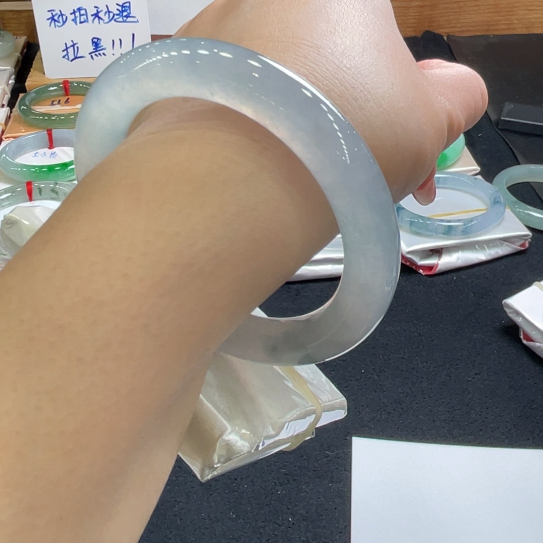 翡翠手镯未镶嵌52+冰蓝圆