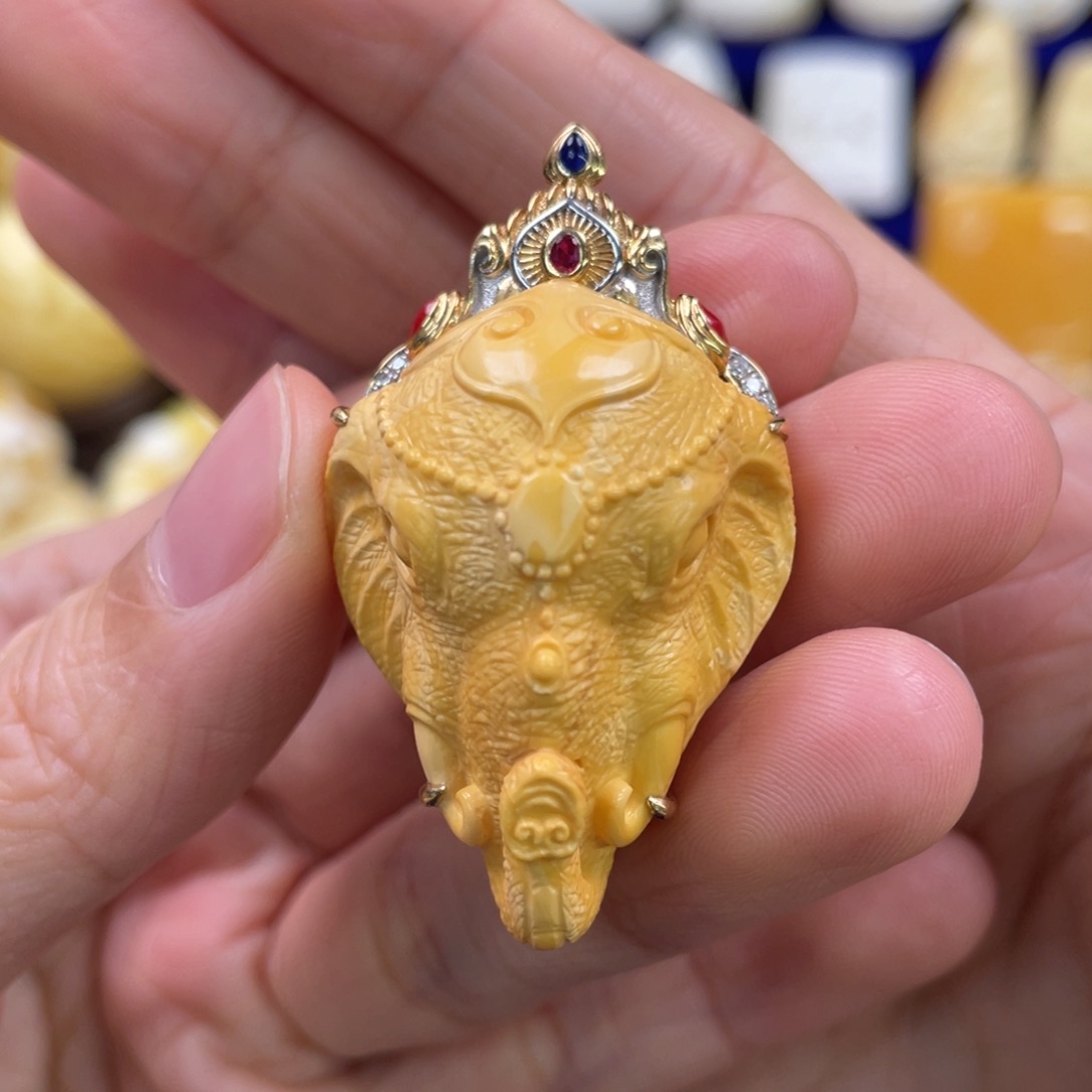 蜜蜡裸石18K金镶嵌琥珀蜜蜡雕刻件