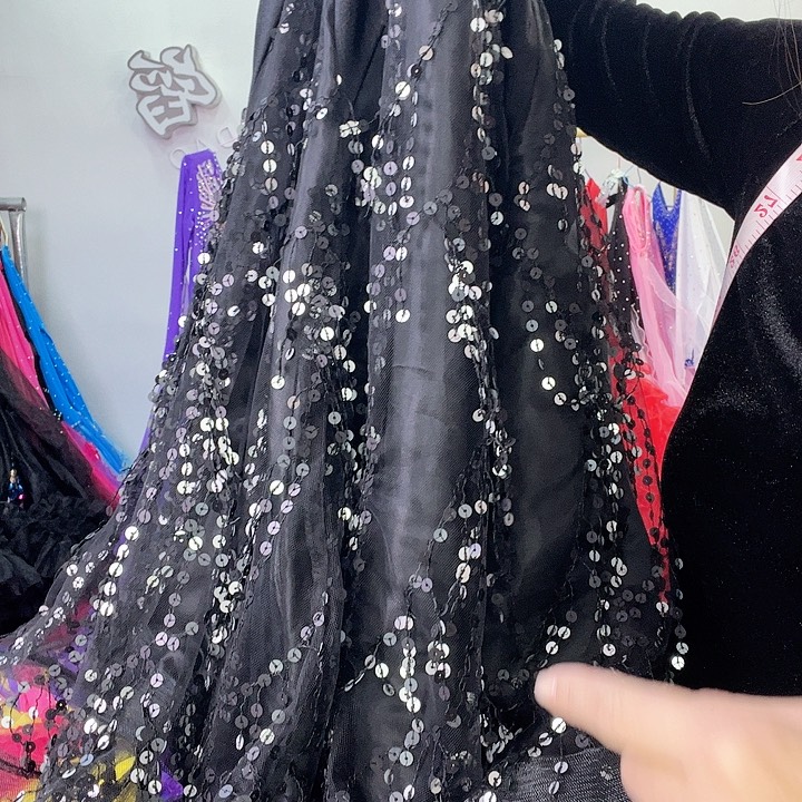 交谊舞的舞蹈动作也很