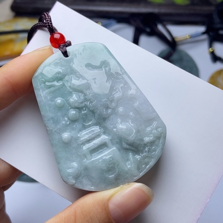 翡翠颈饰未镶嵌。翡翠