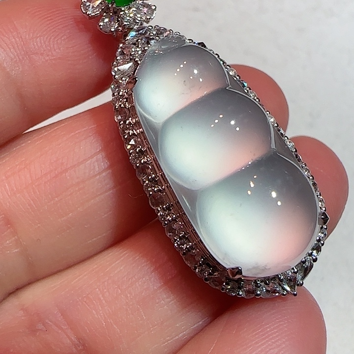 翡翠吊坠(不含链)18K金镶嵌高冰饱满平安豆