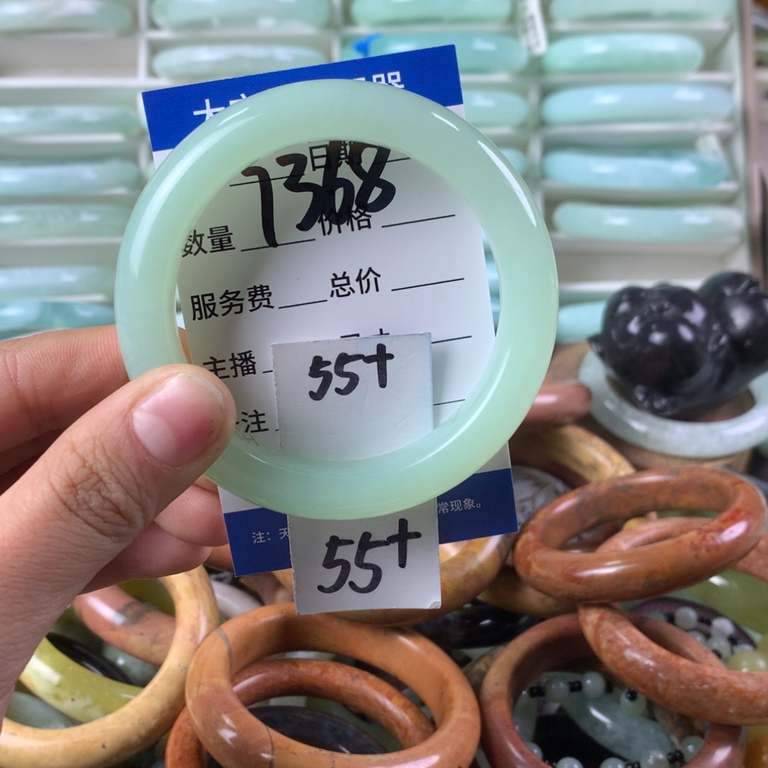 蛇纹石玉手镯未镶嵌人****员7368