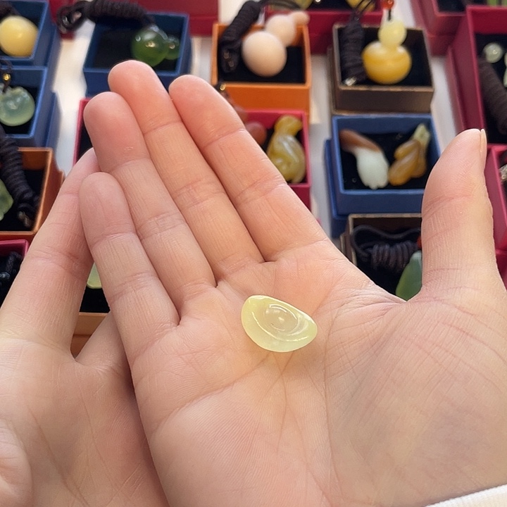 雨***仔蛇纹石玉未镶嵌颈饰