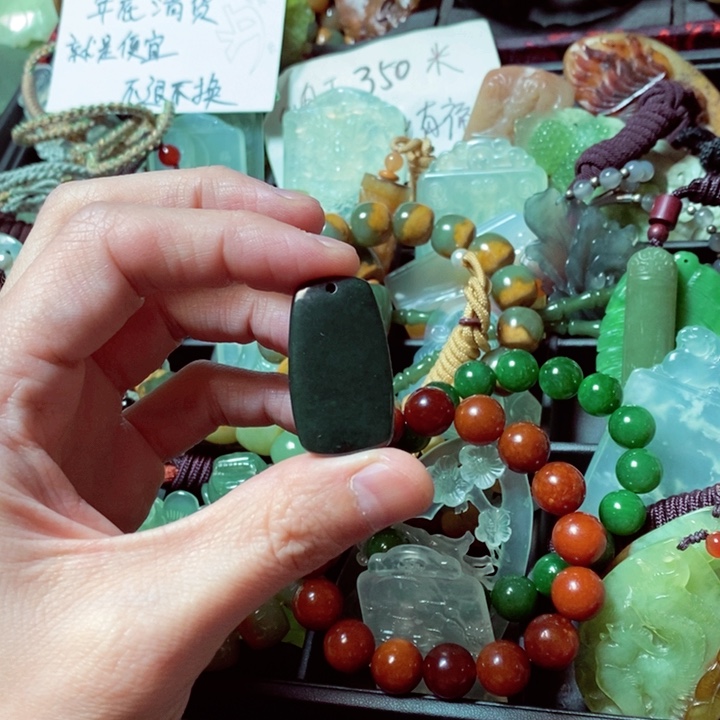 透闪石质玉颈饰未镶嵌