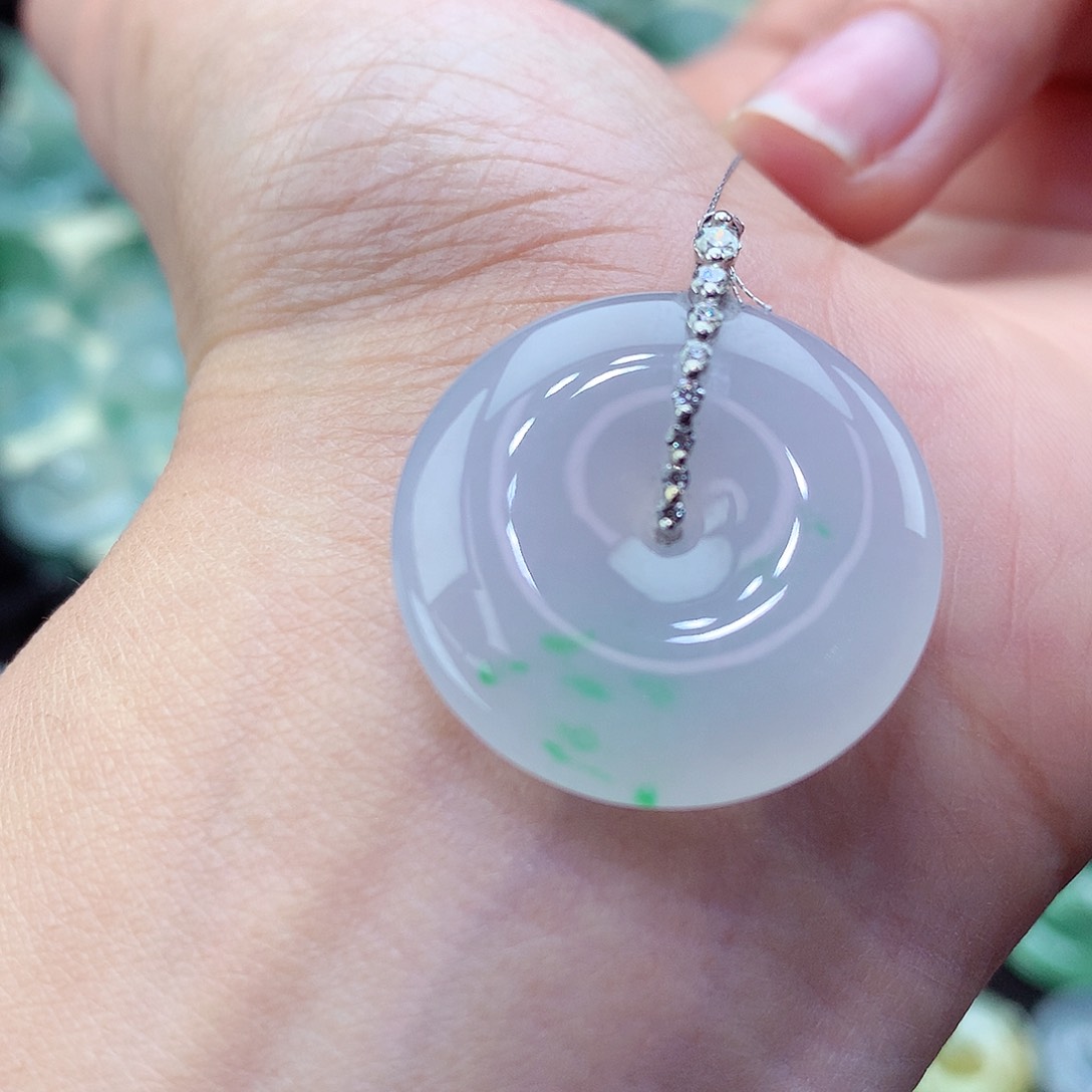 翡翠颈饰18K金镶嵌编号94。尺寸28.3-23.7-5.5