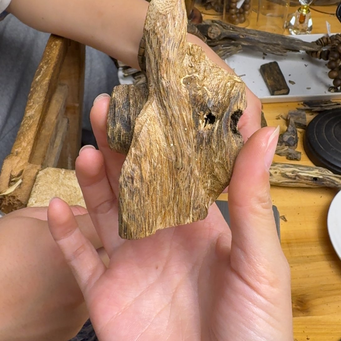 沉香沉香碎屑蓝宝石品种块料21克