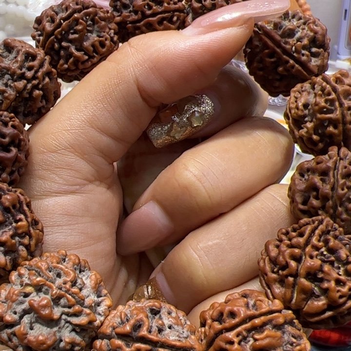 大理石磁石下边大黑丫丫