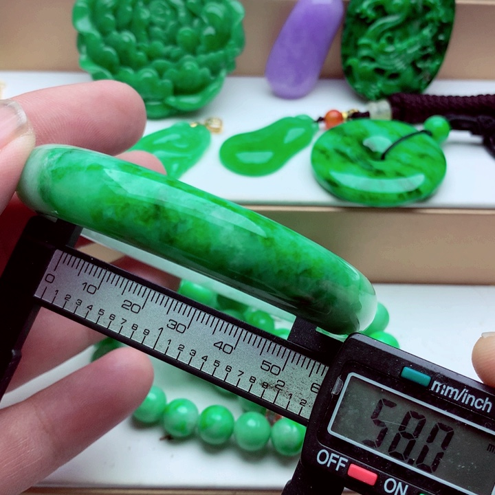 翡翠未镶嵌手镯…．．