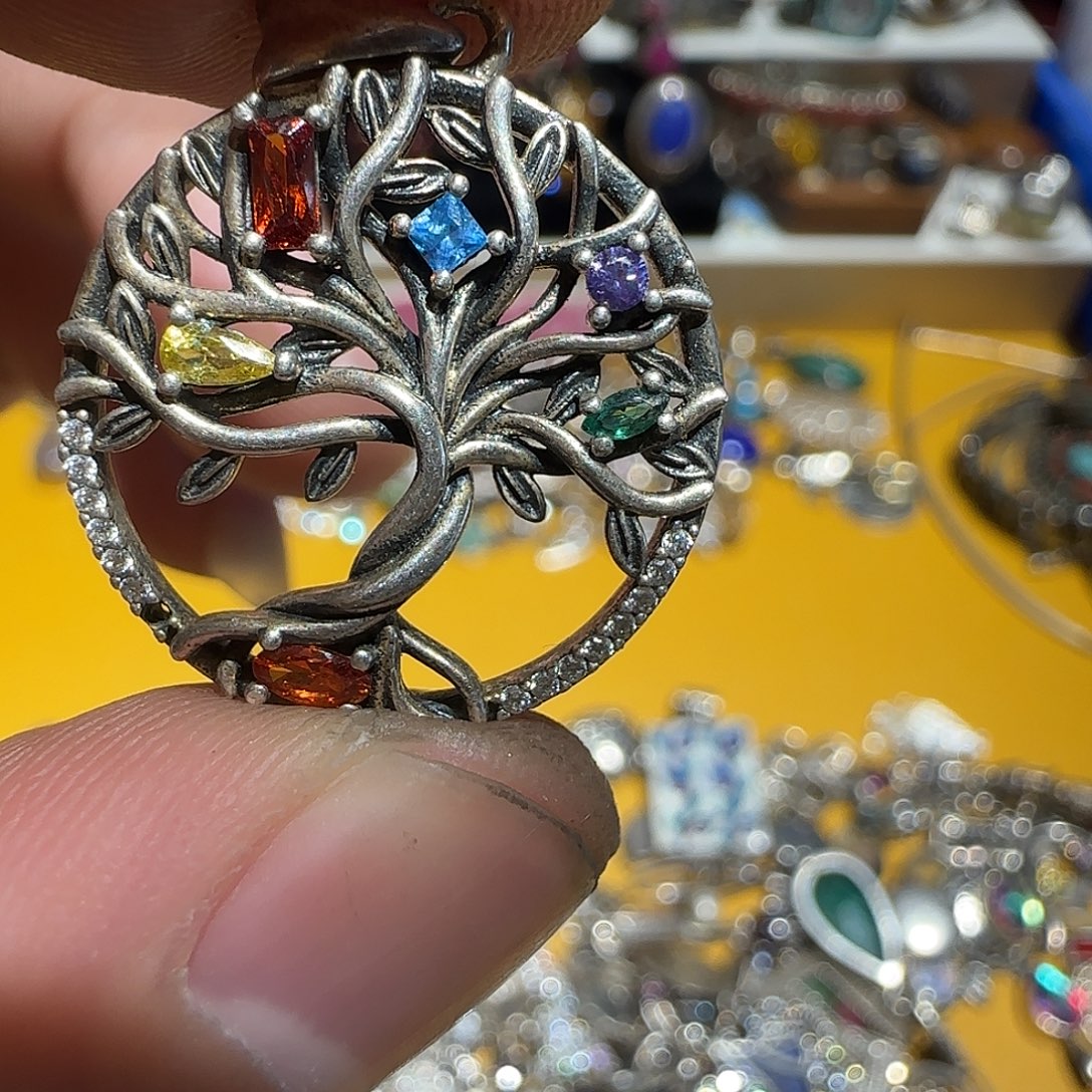 刺***缘大理石合金吊坠的设计也是