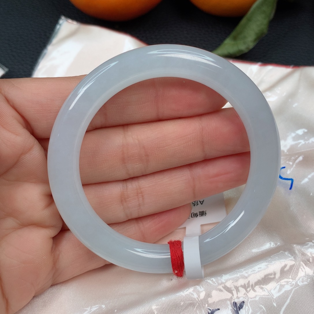 翡翠手镯未镶嵌………..