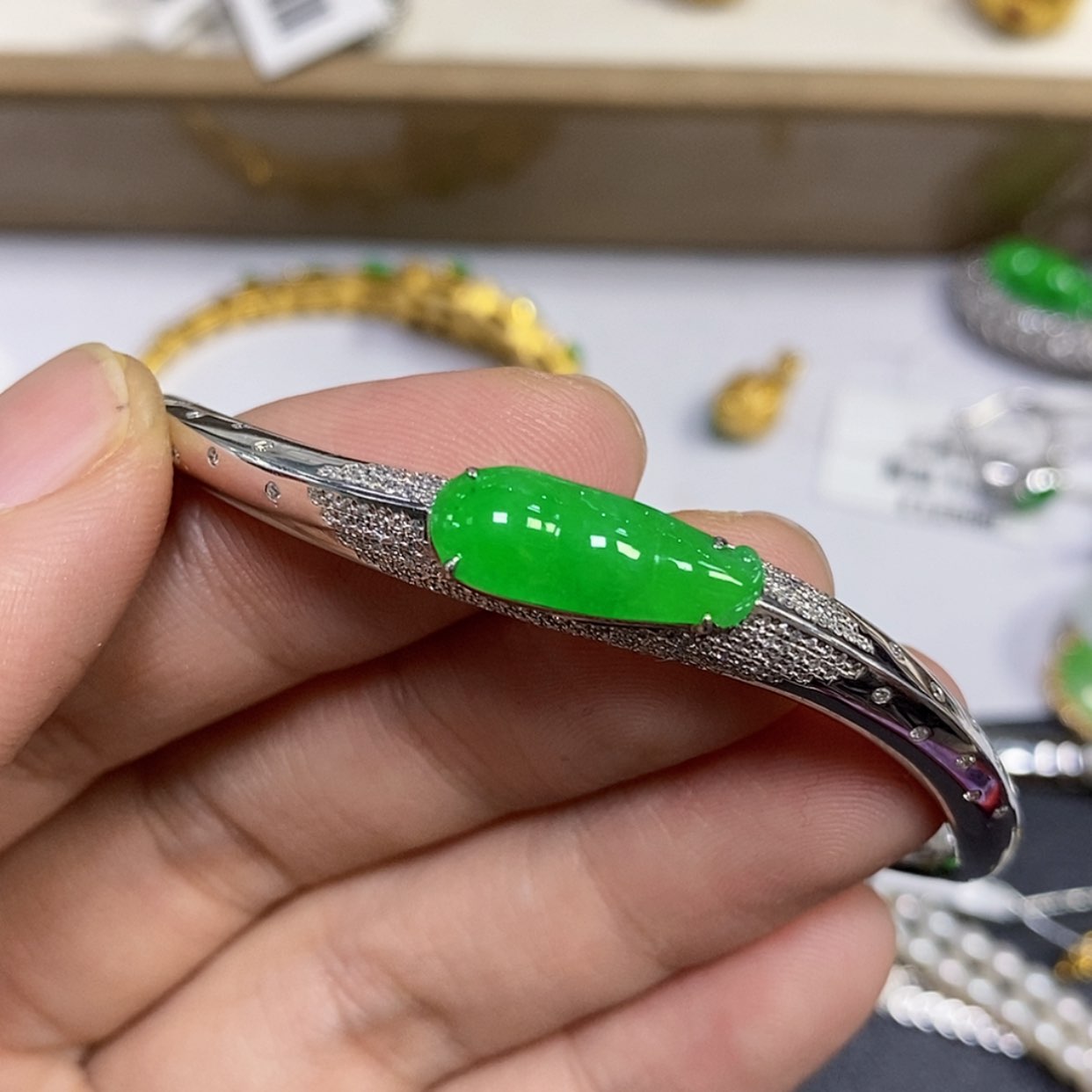 【闪购商品】颈饰18K金镶嵌翡翠欧**?手镯