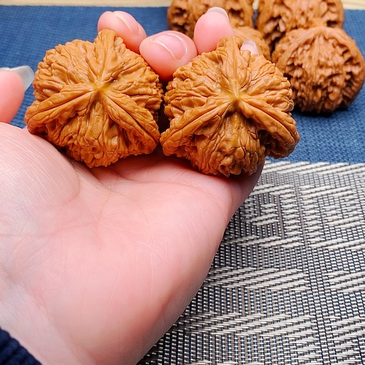 哎***丶文玩核桃吊坠三棱