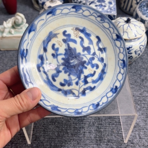 一个青花缠枝花卉赏盘