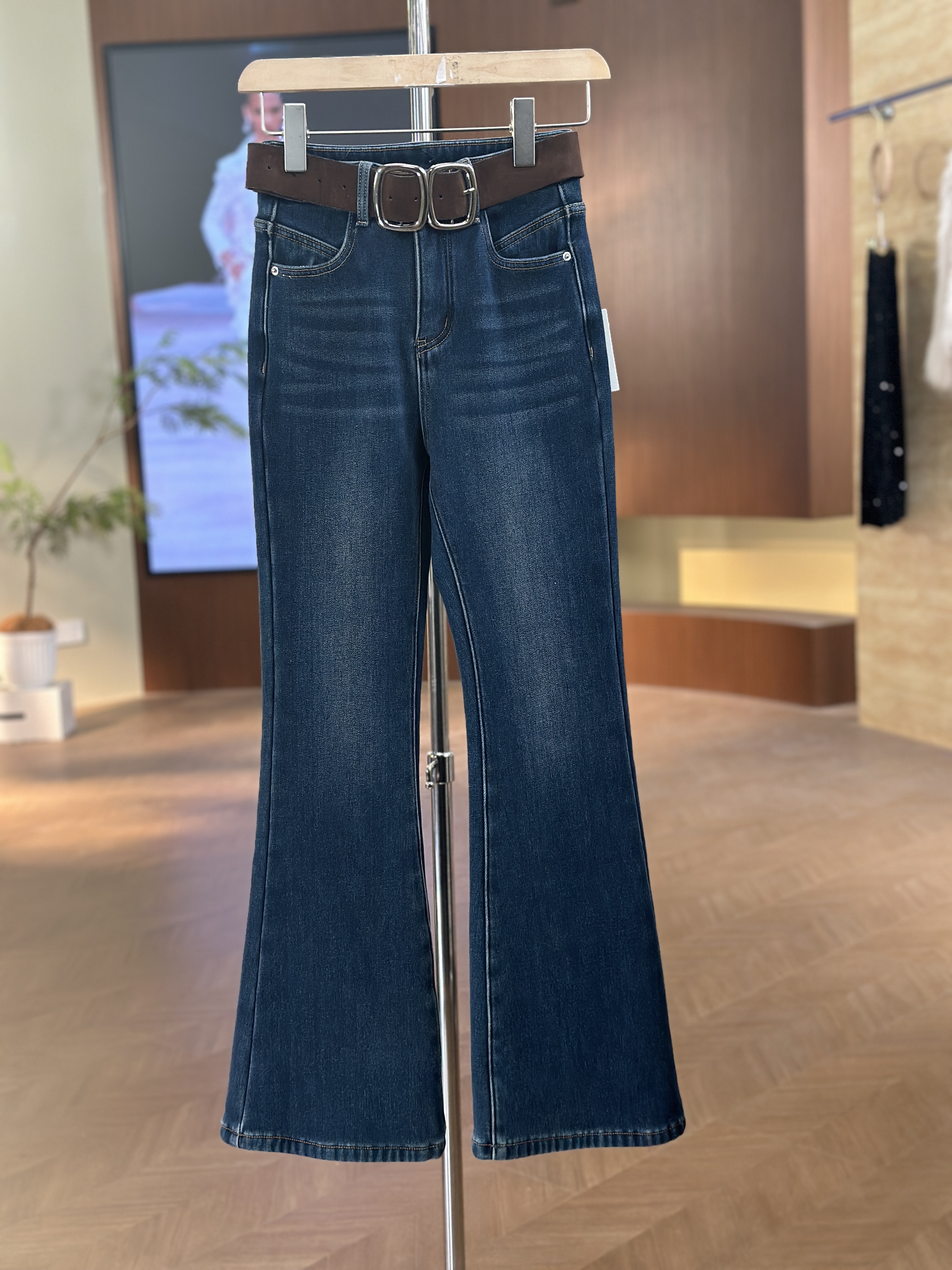 2025秋冬女款高腰弹力修身显瘦微喇加绒加厚牛仔裤