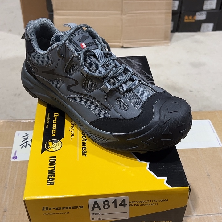814号。43码防砸防刺劳保鞋。鞋底磨损介意勿拍