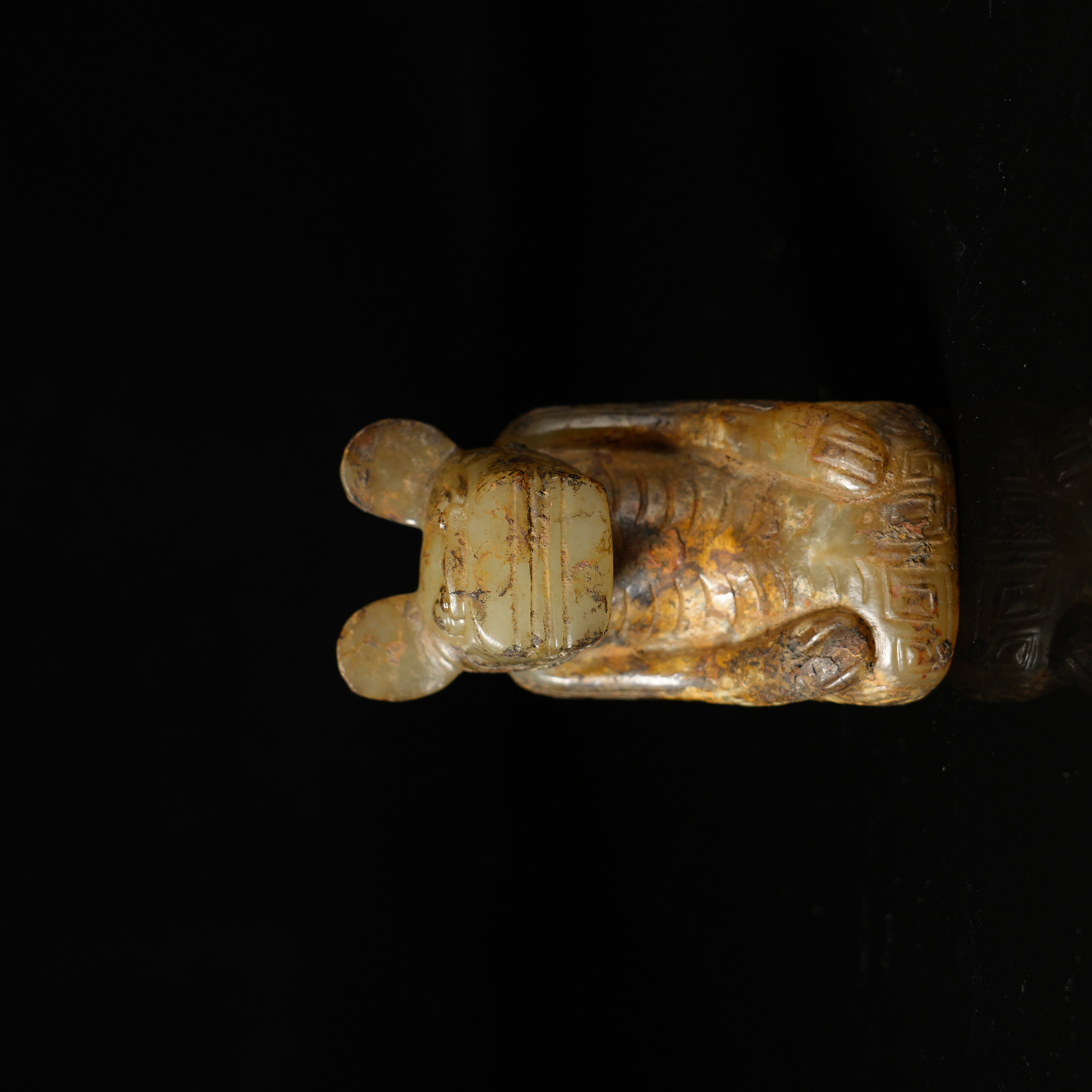 37C11   明   和田玉瑞兽摆件