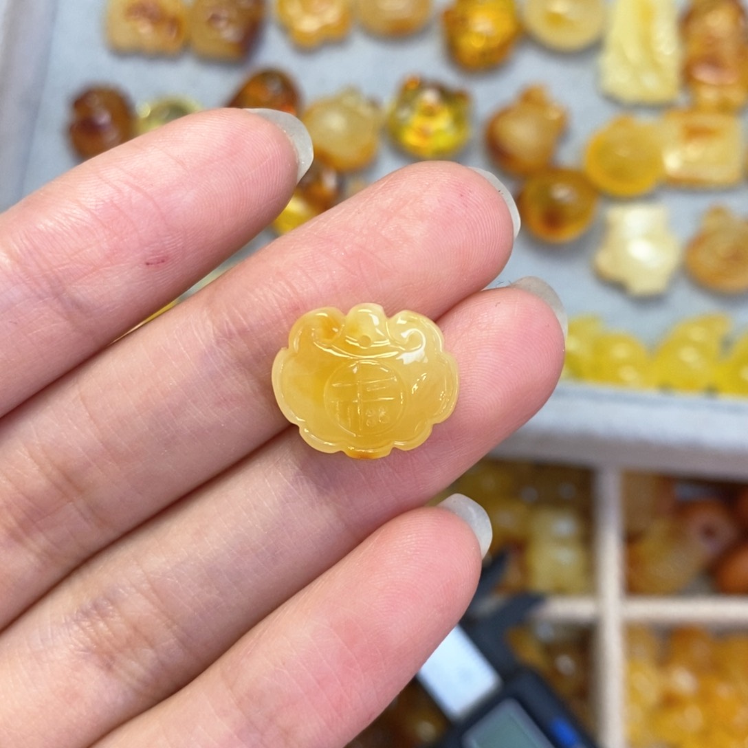 蜜蜡颈饰未镶嵌平安锁