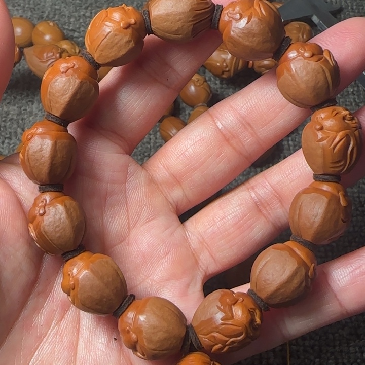 魏****吊坠橄榄核包衣财迷