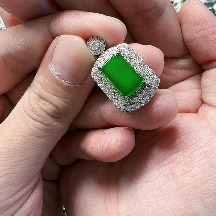 翡翠颈饰未镶嵌天然A货翡翠放漏