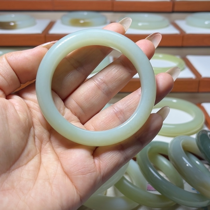 和田玉未镶嵌手镯