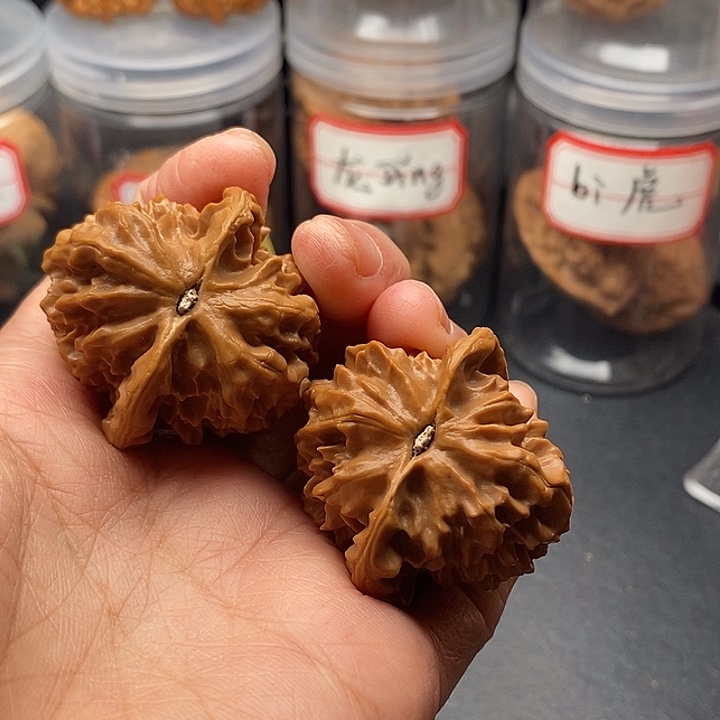 文玩核桃把件好***牛龙鳞