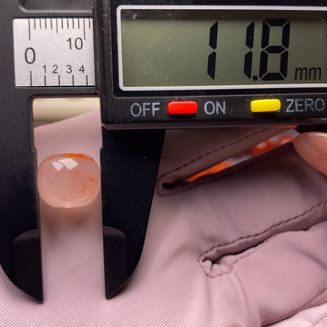 南红玛瑙未镶嵌配饰有矿点