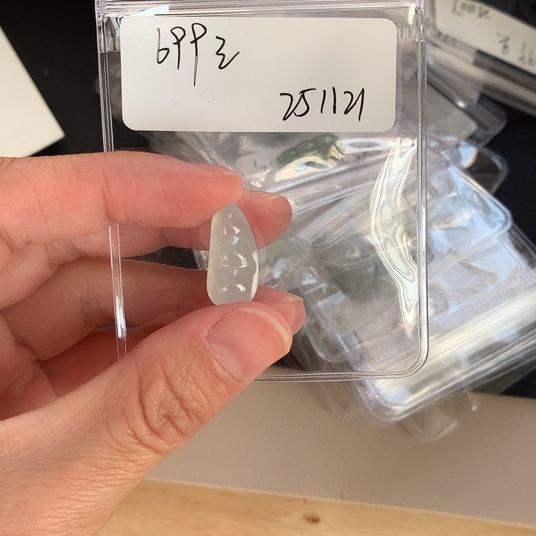 翡翠未镶嵌颈饰豆
