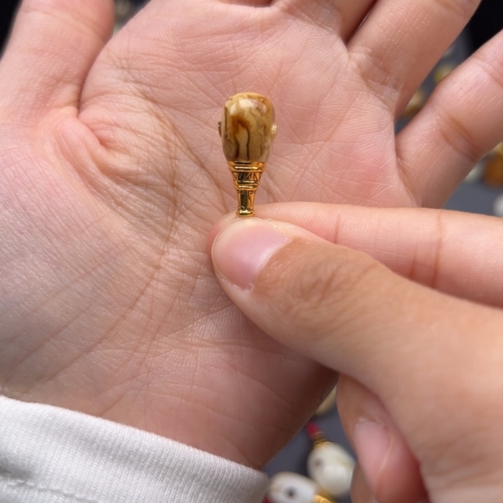 琥珀未镶嵌裸石8.3mm