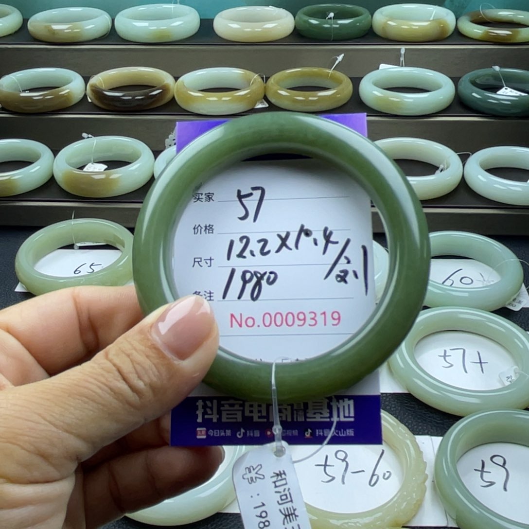 和田玉手镯未镶嵌大*宝