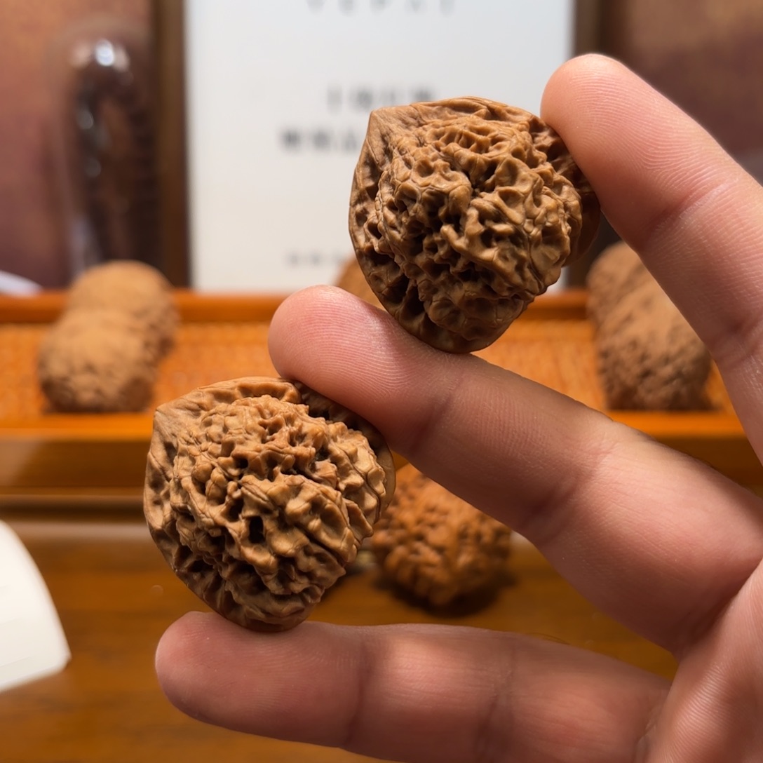 文玩核桃吊坠老树麒麟纹小官帽Q6221