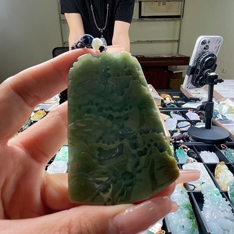 翡翠未镶嵌颈饰一个