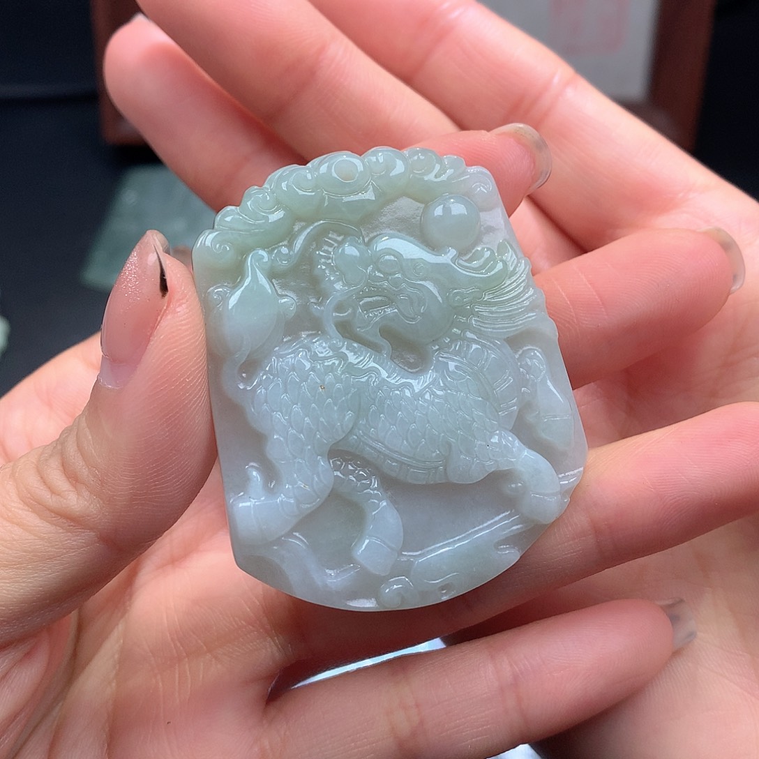 翡翠未镶嵌颈饰麒麟